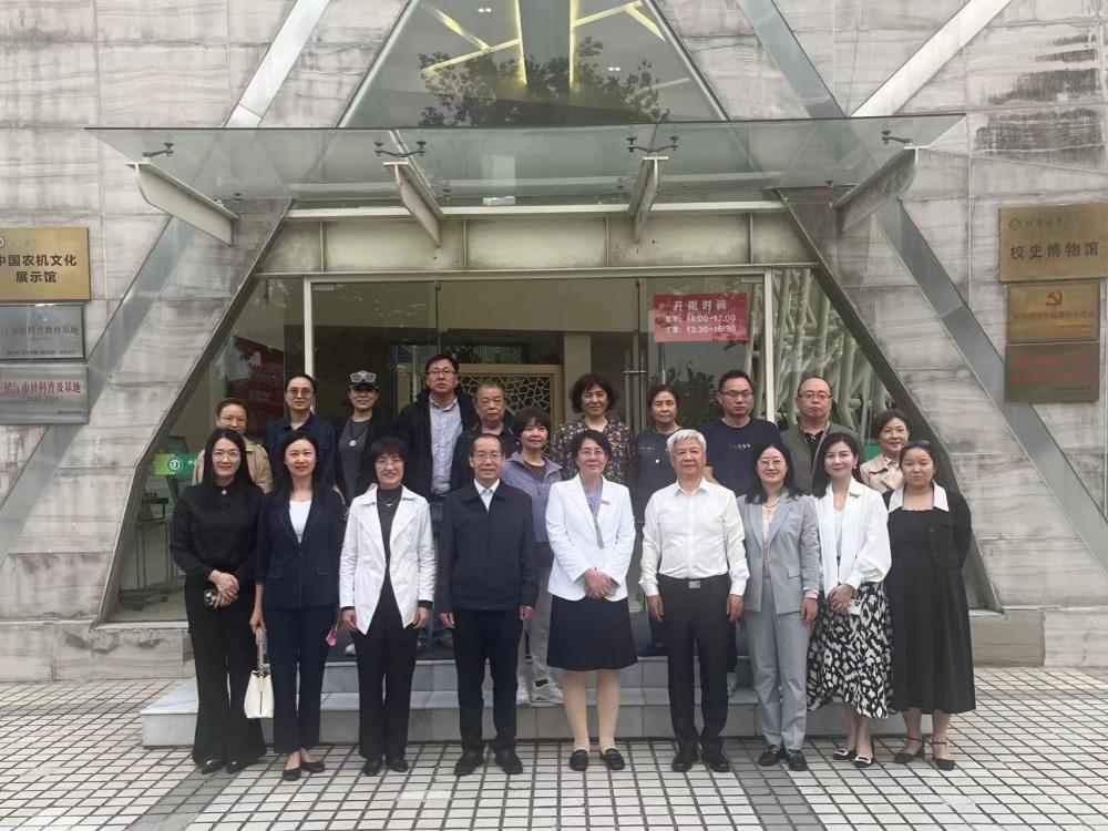 民革江蘇省委會婦女工作委員會重陽節“博愛 敬老”座談會與會人員參觀江蘇大學校史館和農機文化展示館